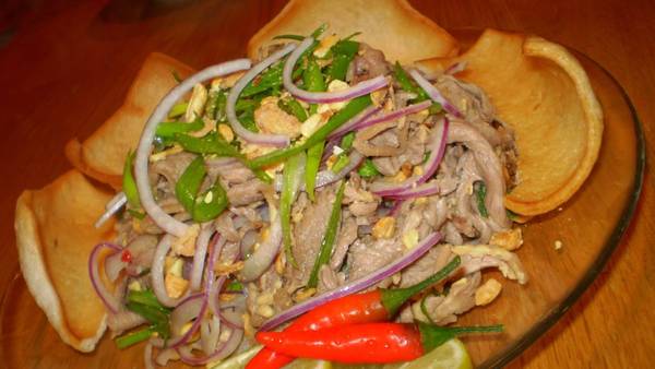 Cái ngon của tái dê ngoài bí quyết chế biến khéo léo còn ở gia vị đặc biệt. Ảnh: tamcocbackpackerhostels Cái ngon của tái dê ngoài bí quyết chế biến khéo léo còn ở gia vị đặc biệt. Ảnh: tamcocbackpackerhostels